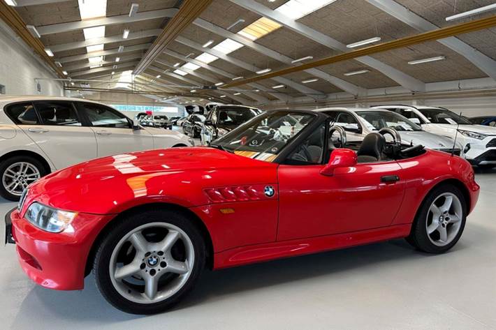 Rød BMW Z3 fra 1997 set udefra