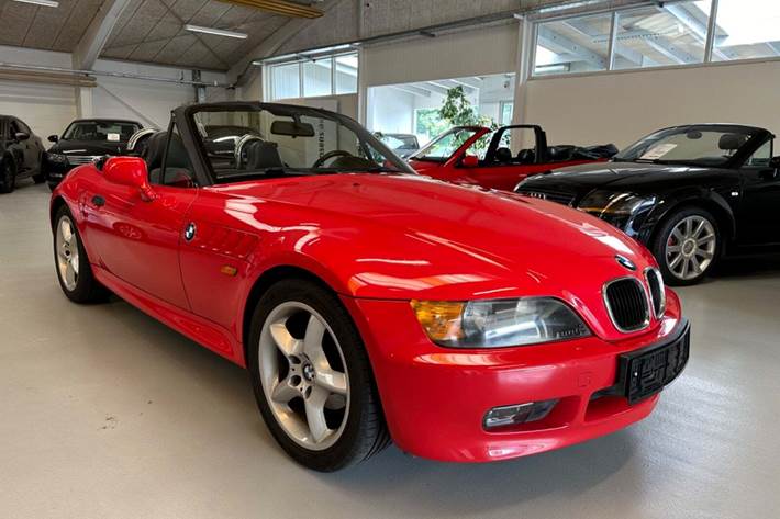 Rød BMW Z3 fra 1997 set udefra