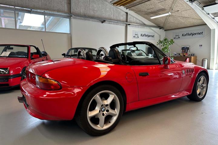 Rød BMW Z3 fra 1997 set udefra