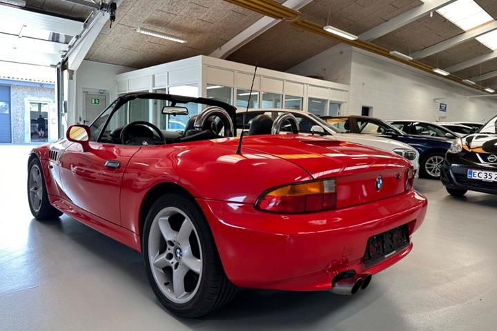 Rød BMW Z3 fra 1997 set udefra