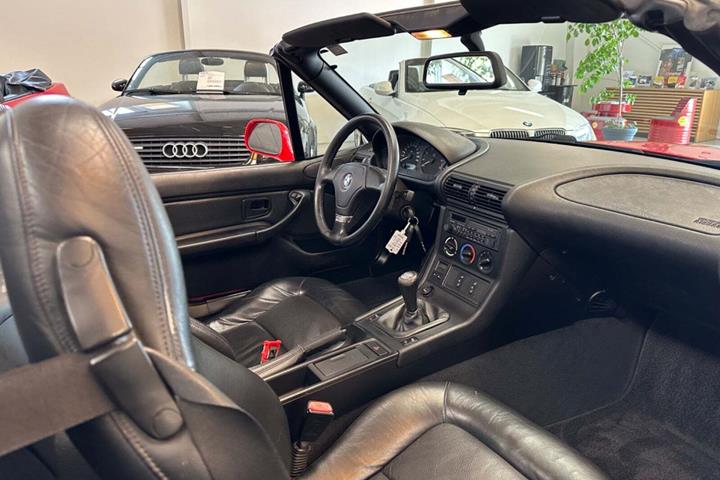 Rød BMW Z3 fra 1997 set indefra