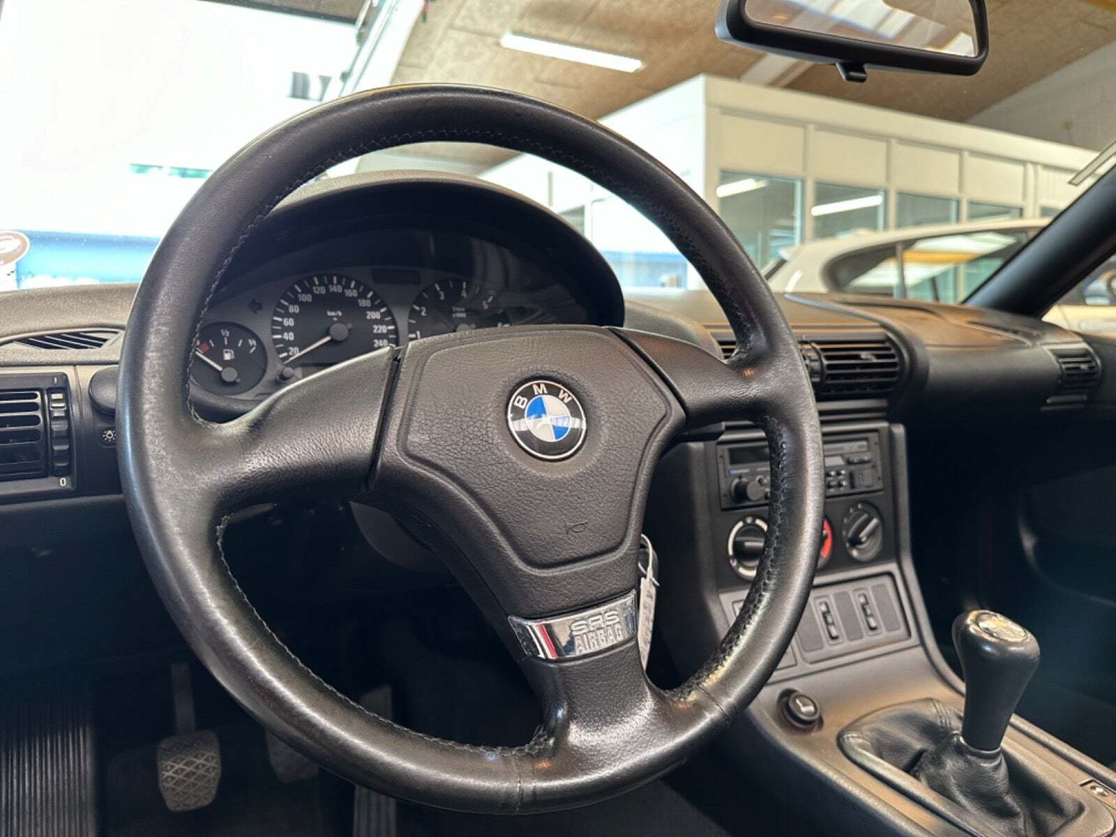 Rød BMW Z3 fra 1997 set indefra