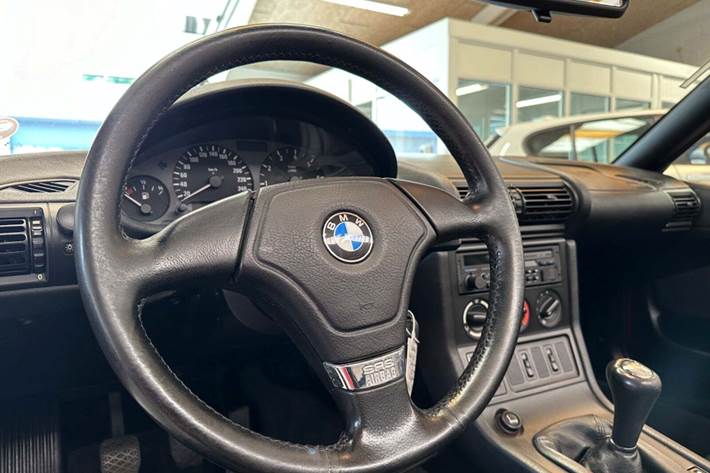 Rød BMW Z3 fra 1997 set indefra