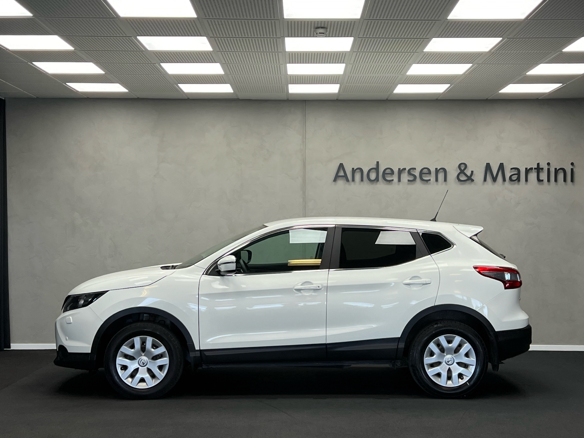 Hvid Nissan Qashqai fra 2017 set udefra