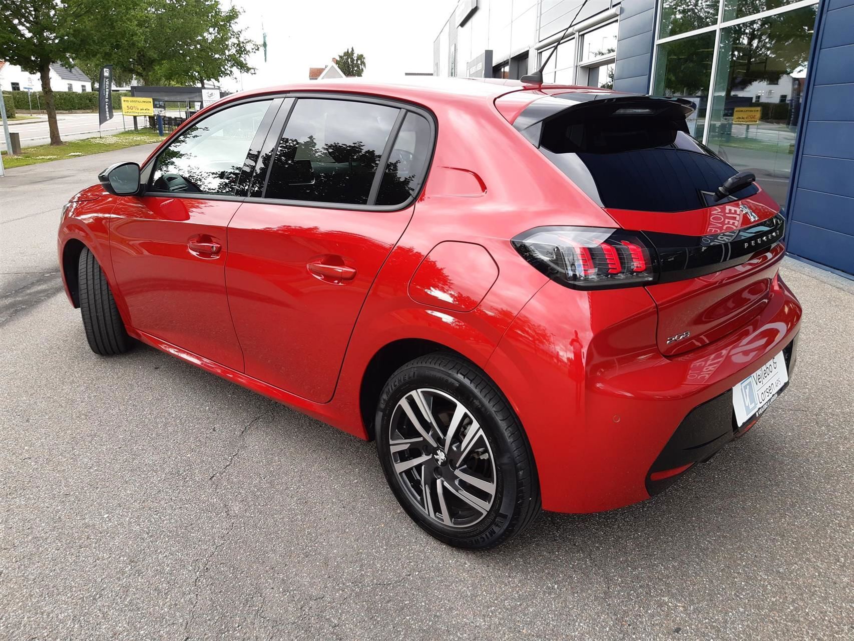 Rød Peugeot 208 fra 2023