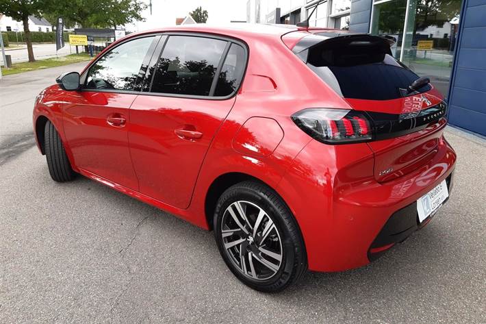 Rød Peugeot 208 fra 2023