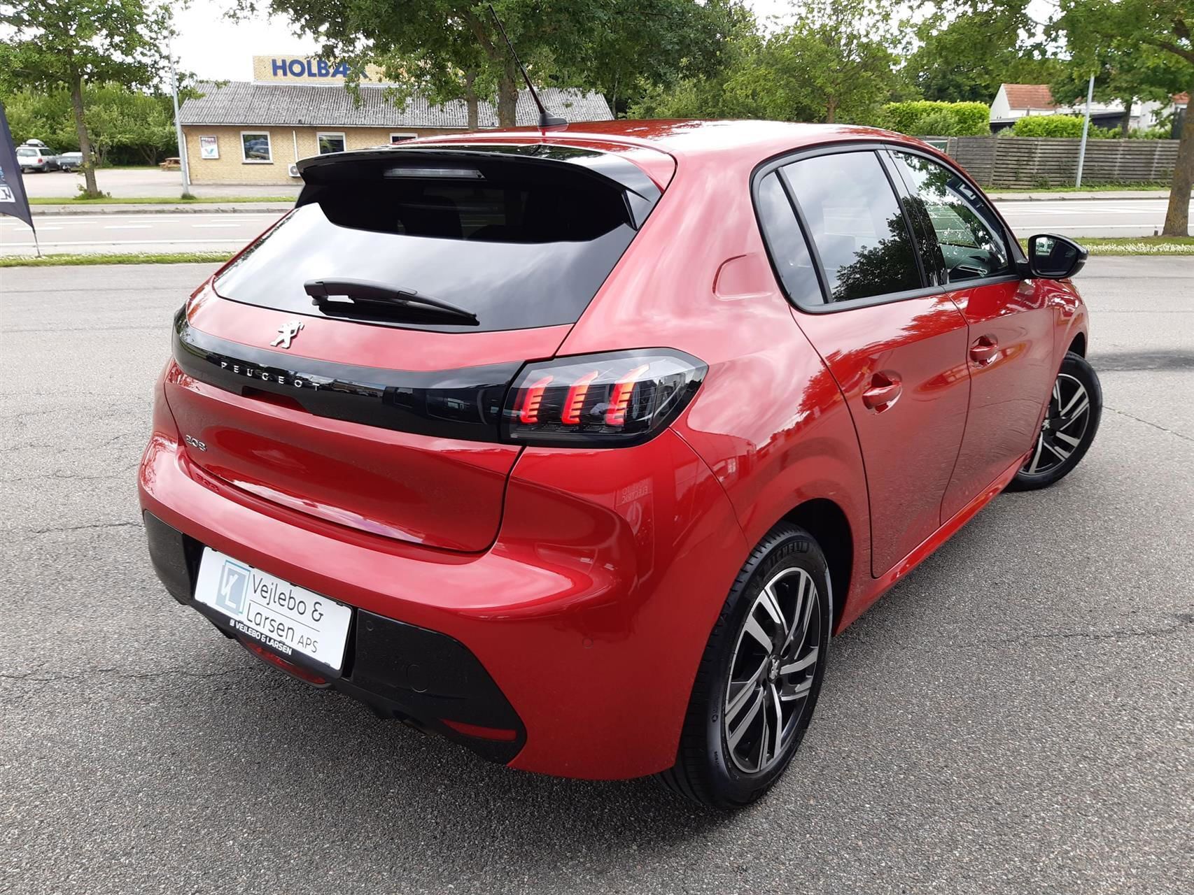 Rød Peugeot 208 fra 2023