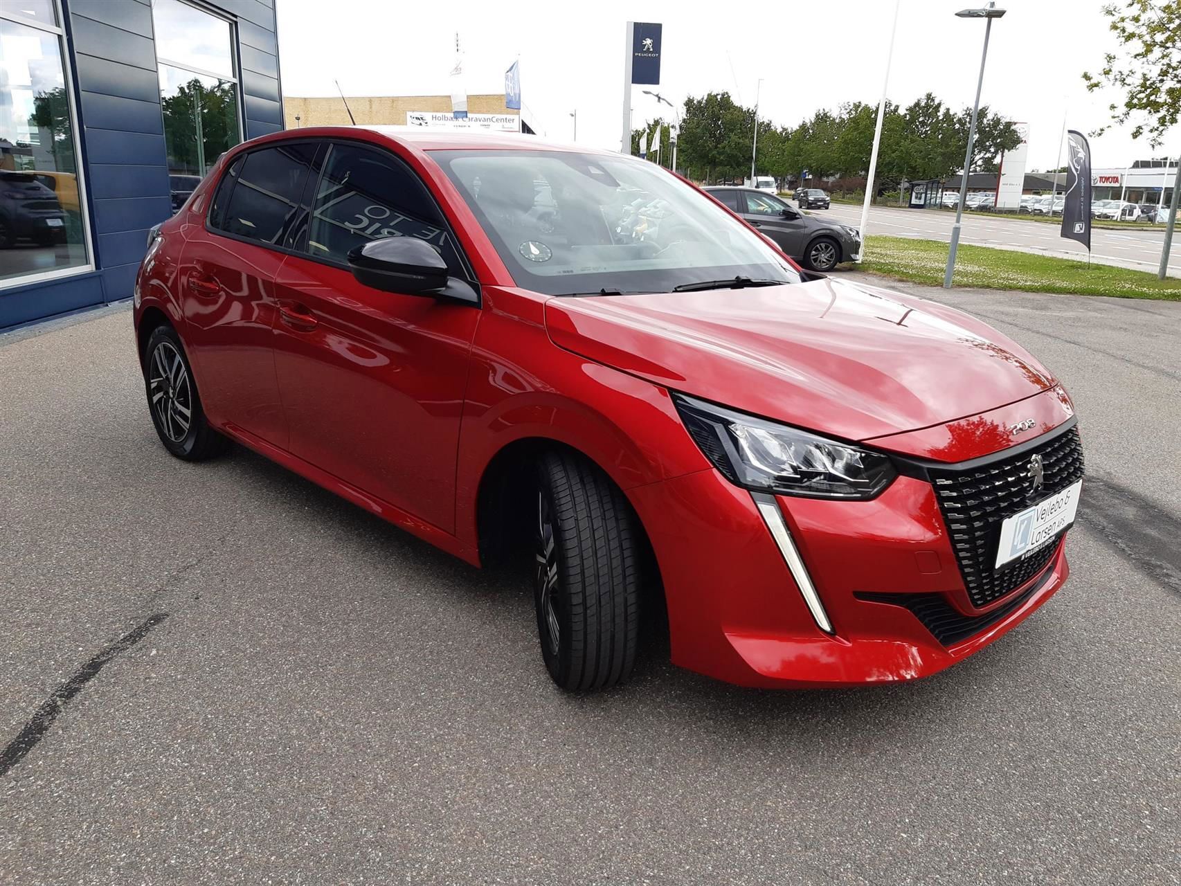 Rød Peugeot 208 fra 2023