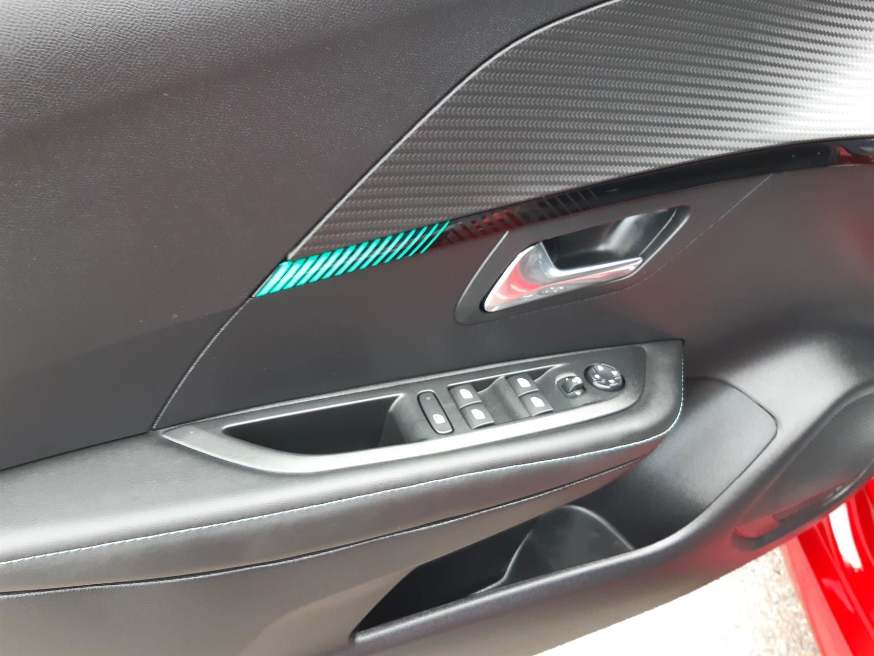 Rød Peugeot 208 fra 2023