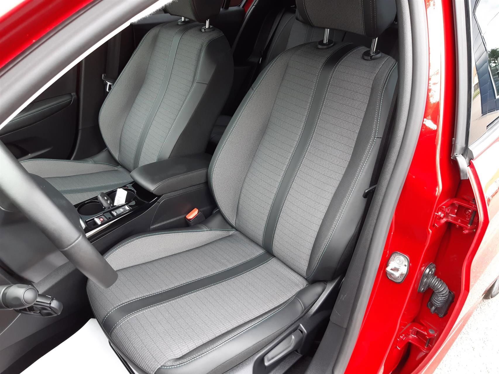Rød Peugeot 208 fra 2023