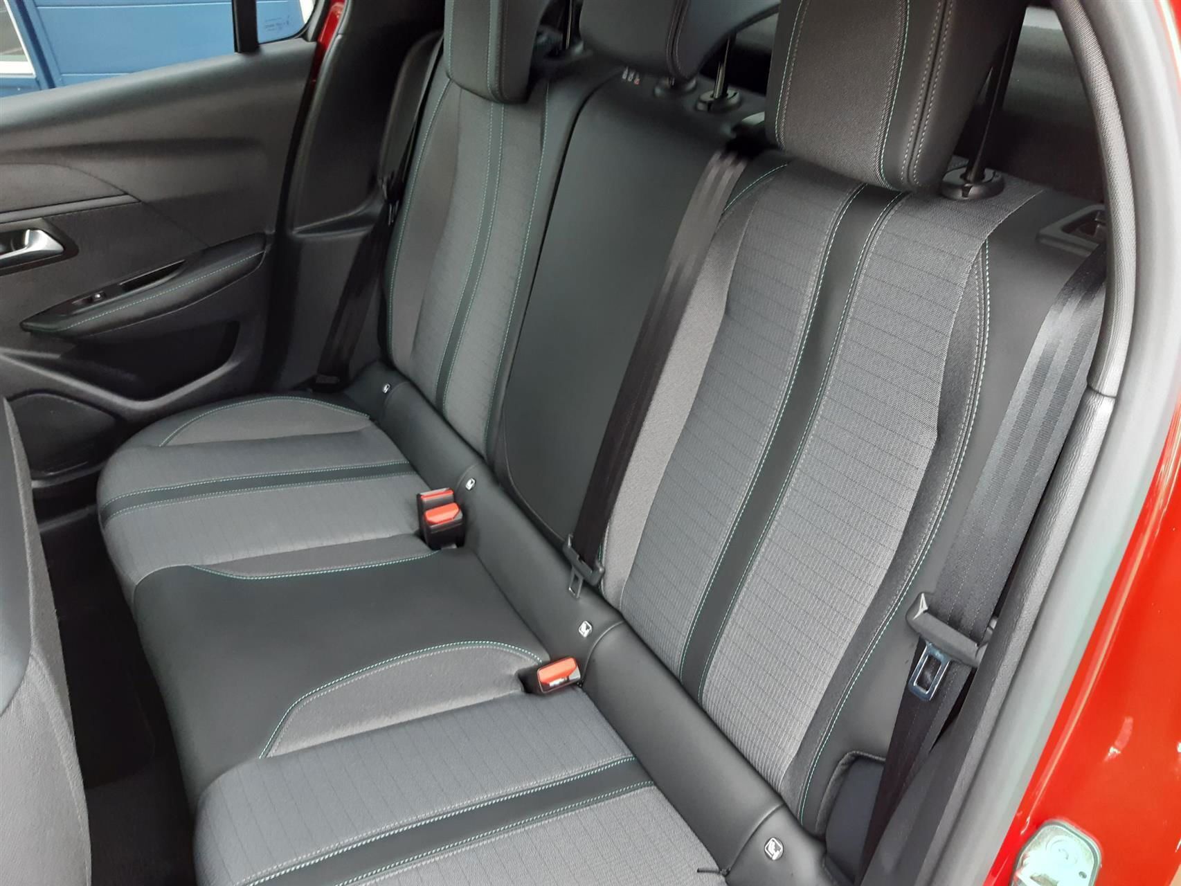 Rød Peugeot 208 fra 2023