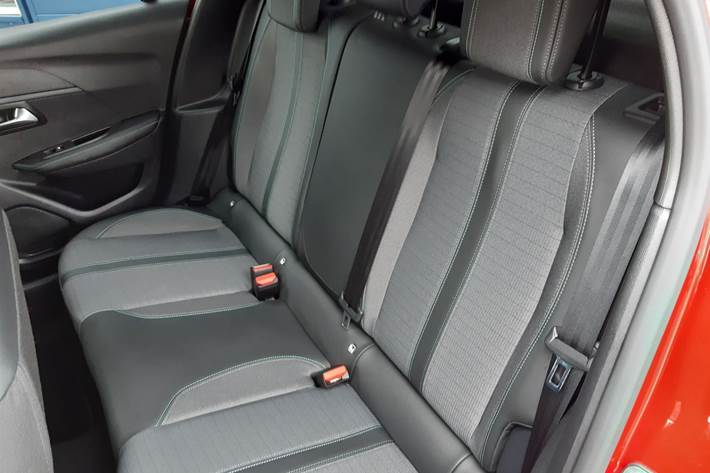 Rød Peugeot 208 fra 2023