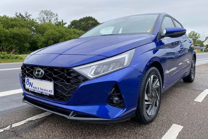 Blå Hyundai i20 fra 2022 set udefra