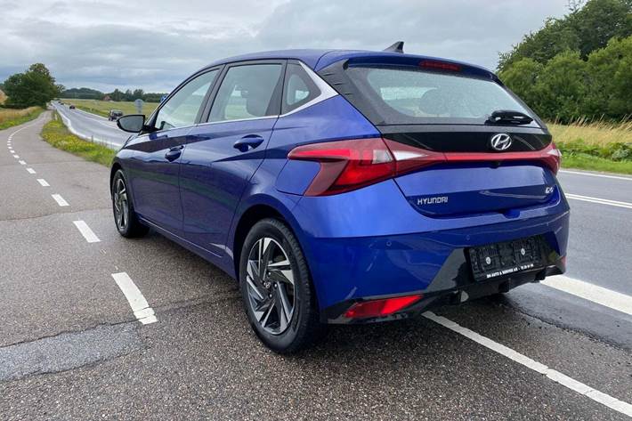 Blå Hyundai i20 fra 2022