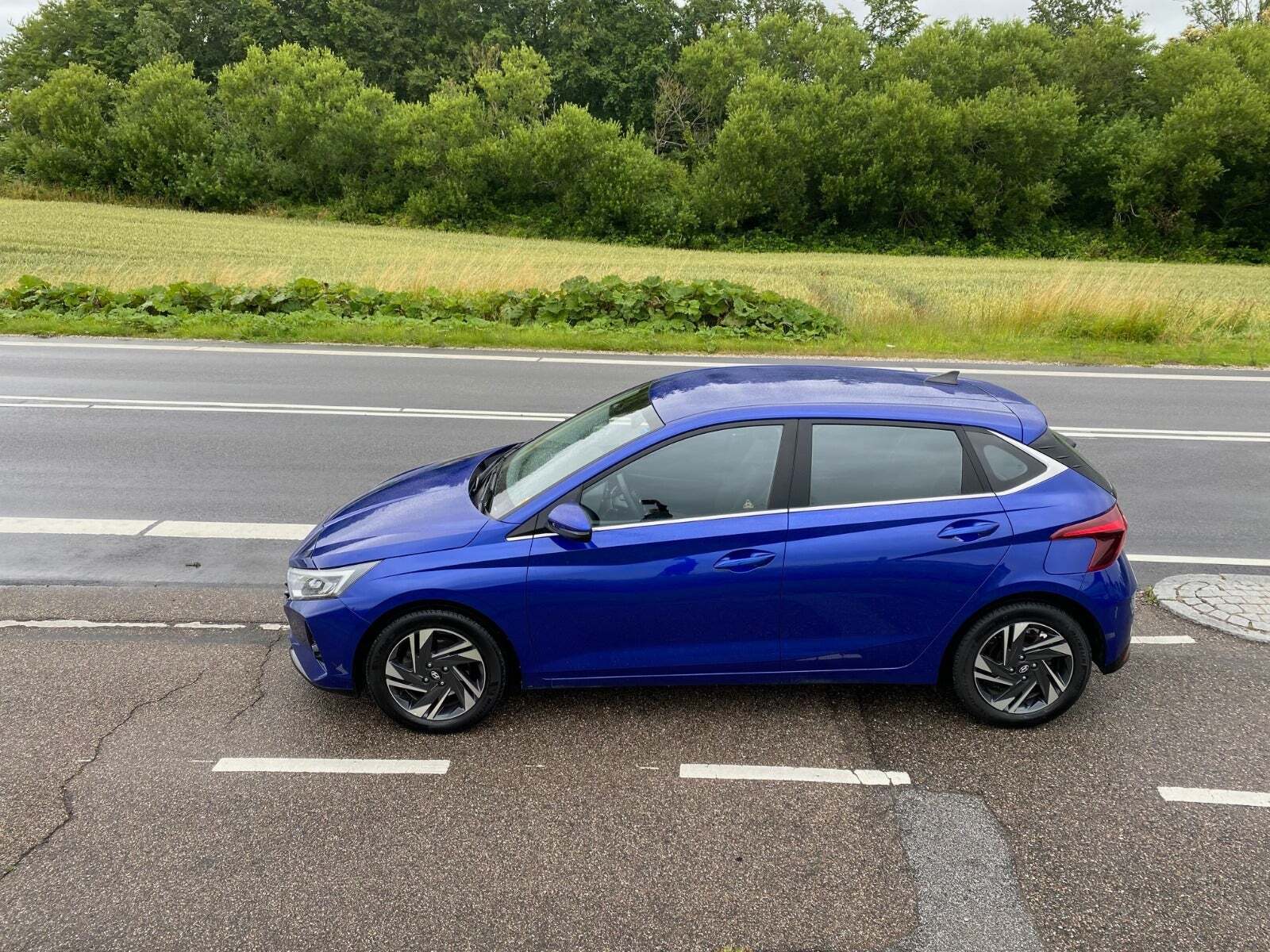 Blå Hyundai i20 fra 2022 set udefra