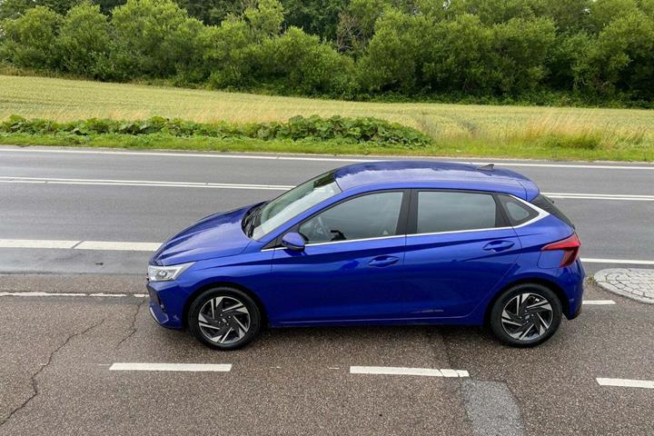 Blå Hyundai i20 fra 2022 set udefra