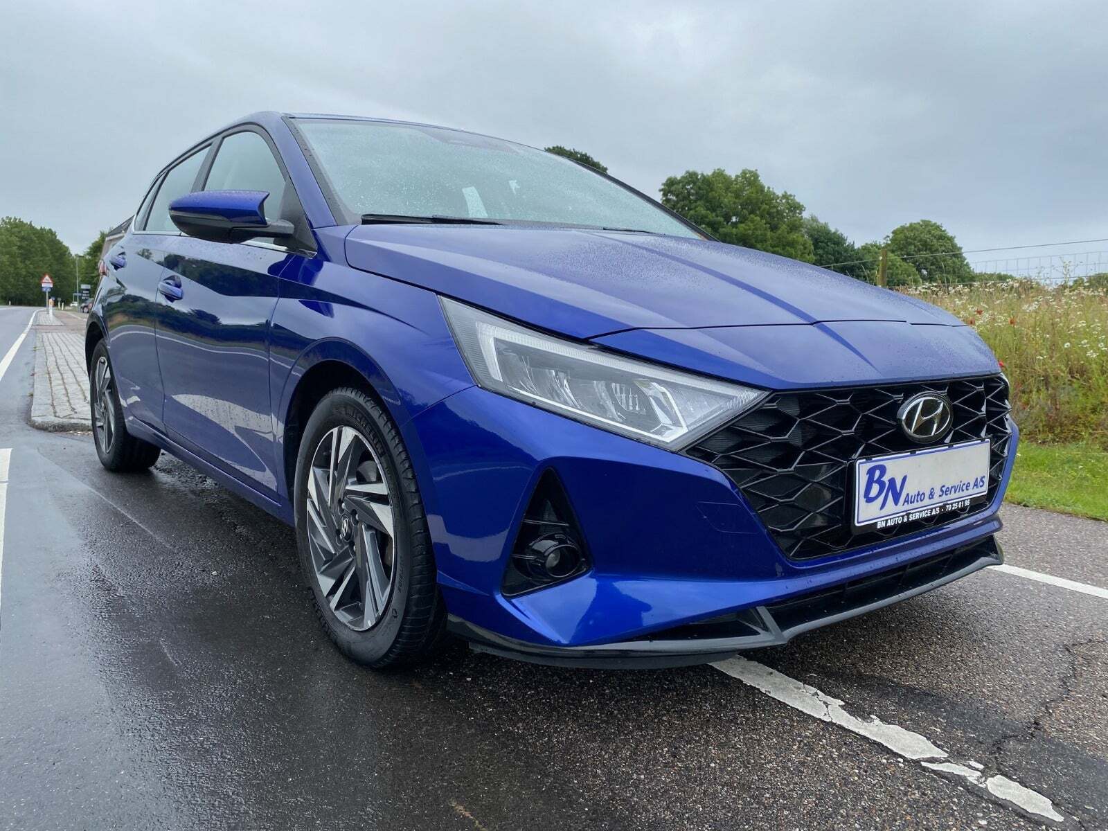 Blå Hyundai i20 fra 2022 set udefra
