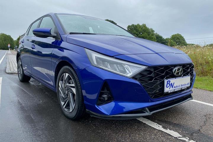 Blå Hyundai i20 fra 2022 set udefra