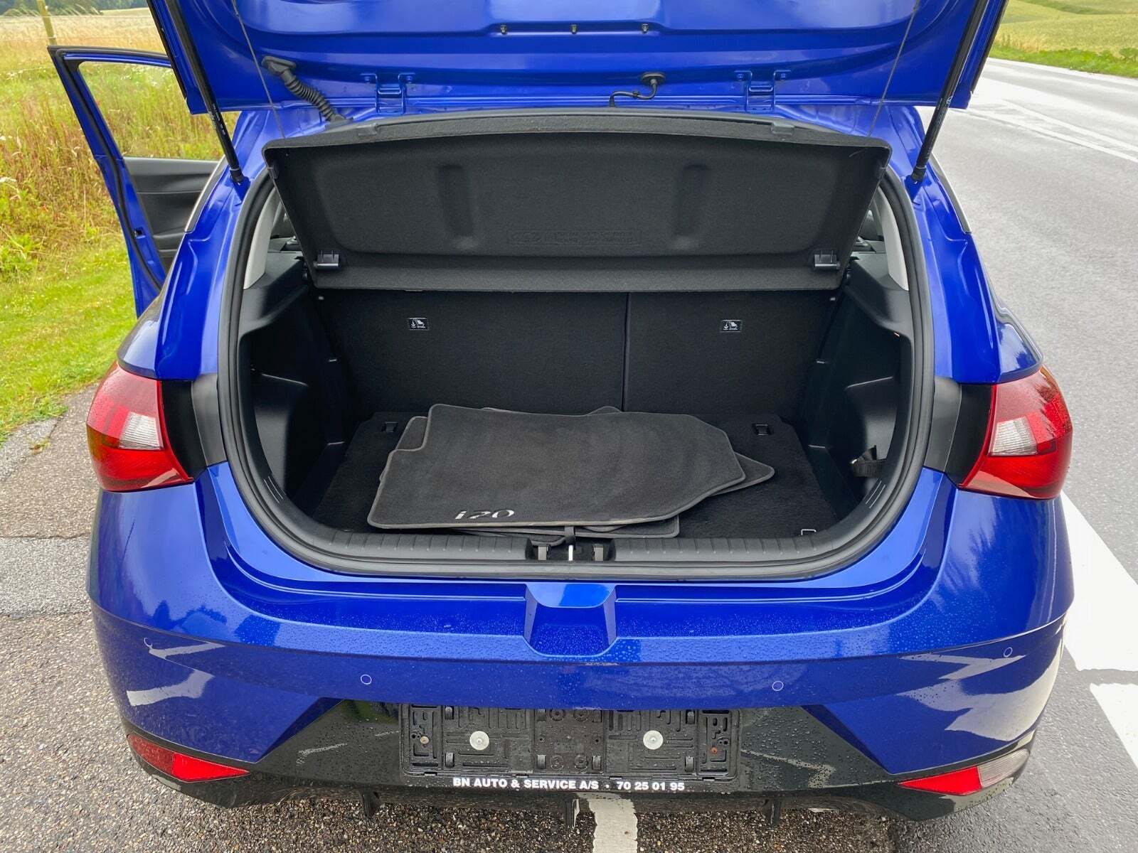 Blå Hyundai i20 fra 2022