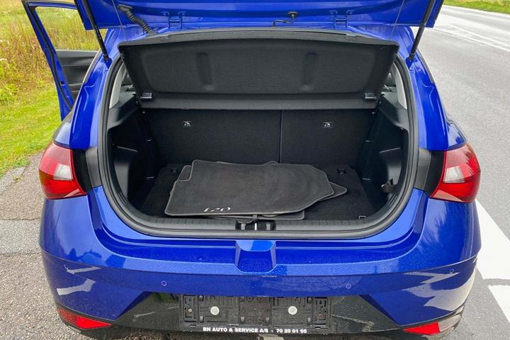 Blå Hyundai i20 fra 2022