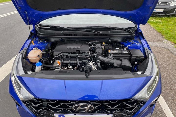 Blå Hyundai i20 fra 2022