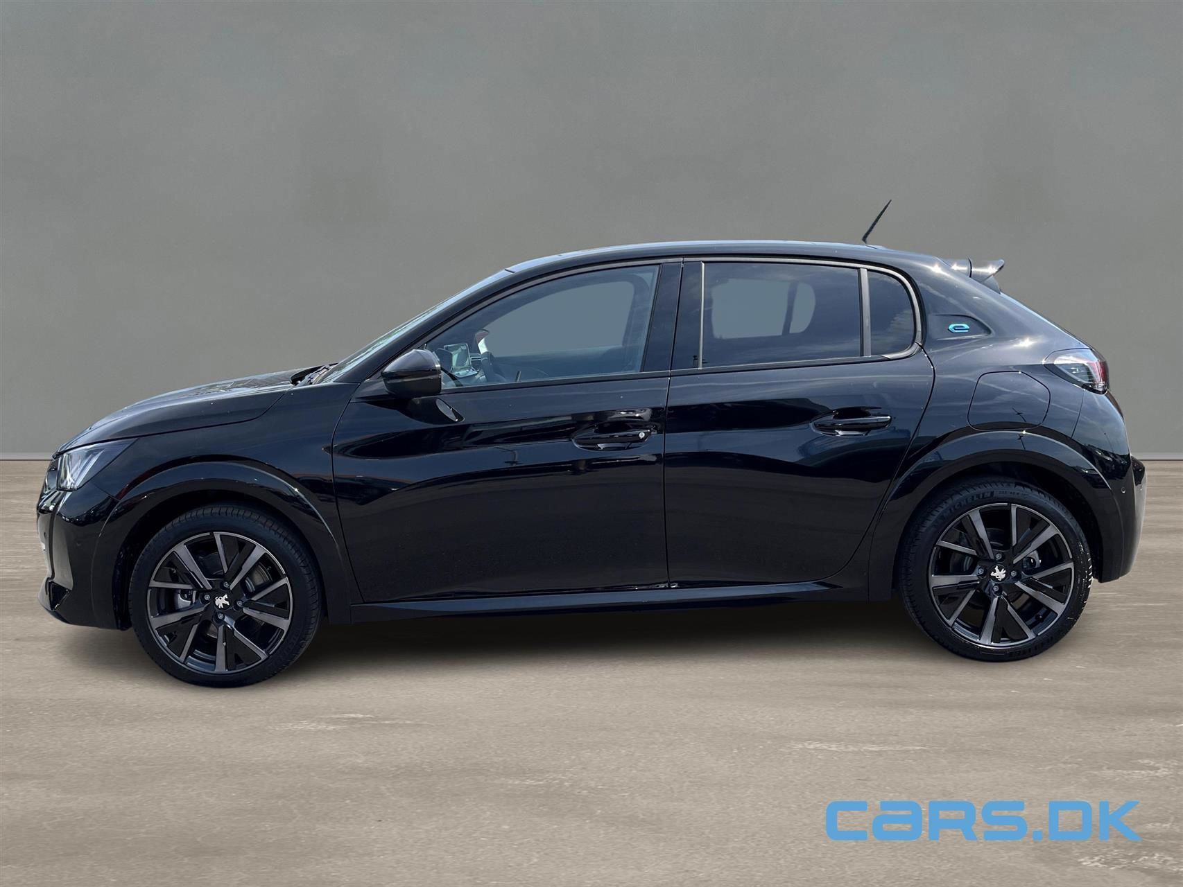 Sort Peugeot e-208 fra 2023