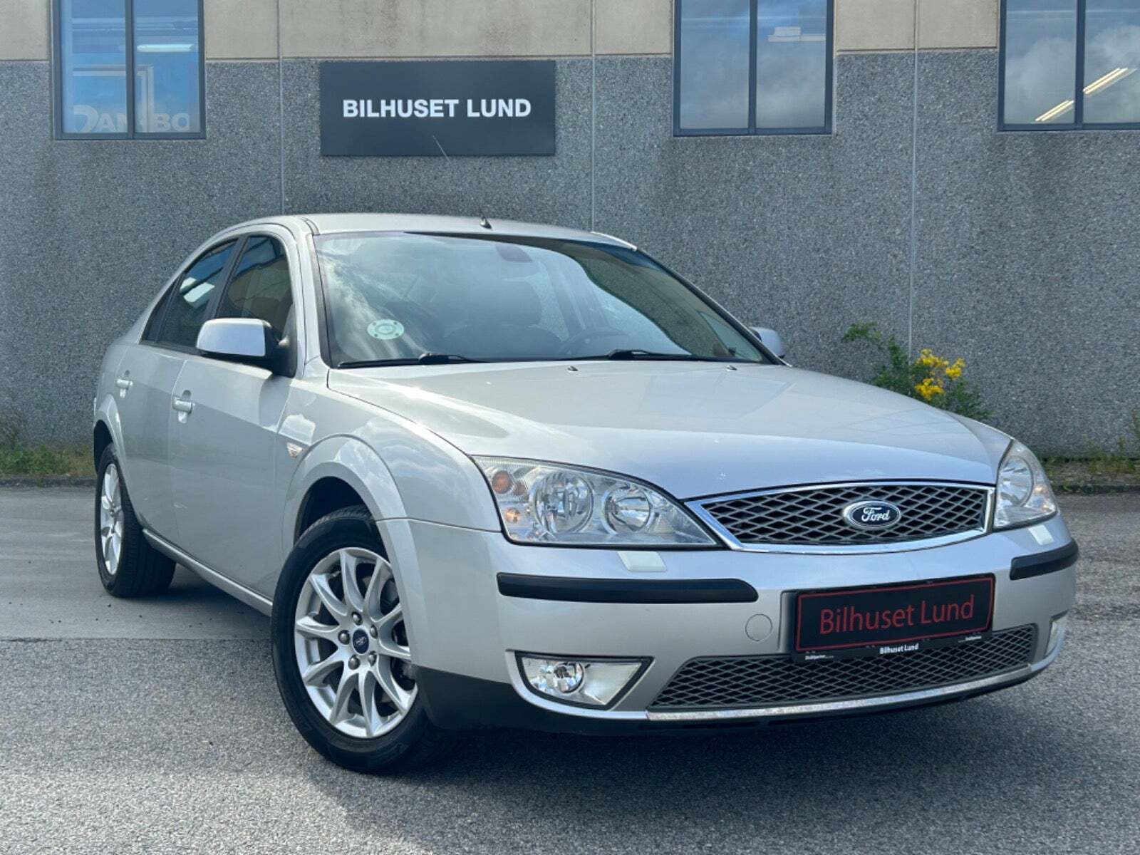Sølv Ford Mondeo fra 2006 set udefra