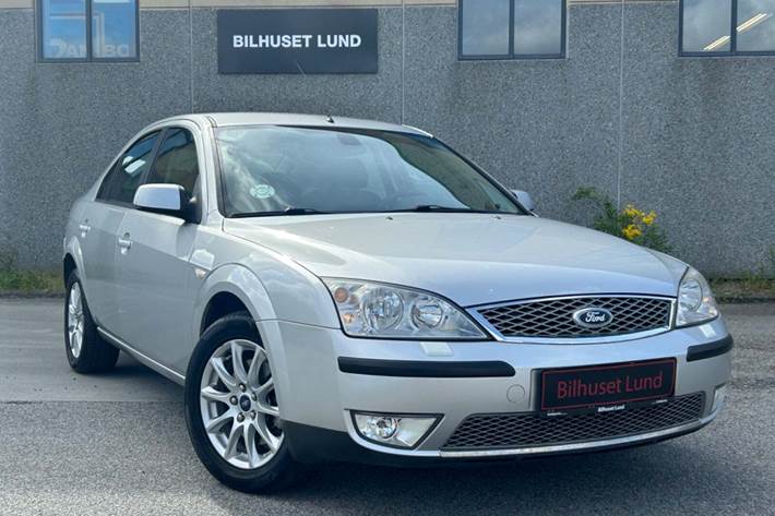 Sølv Ford Mondeo fra 2006 set udefra