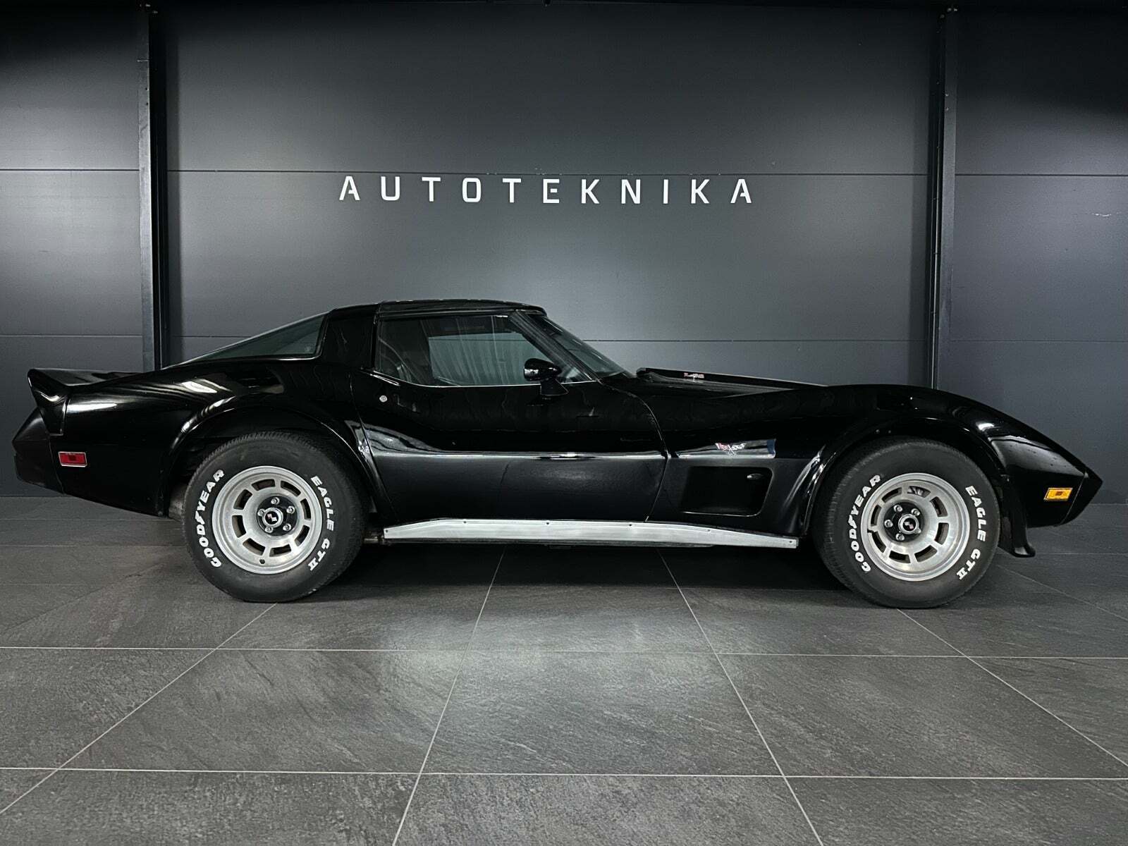 Sort Chevrolet Corvette fra 1979 set udefra