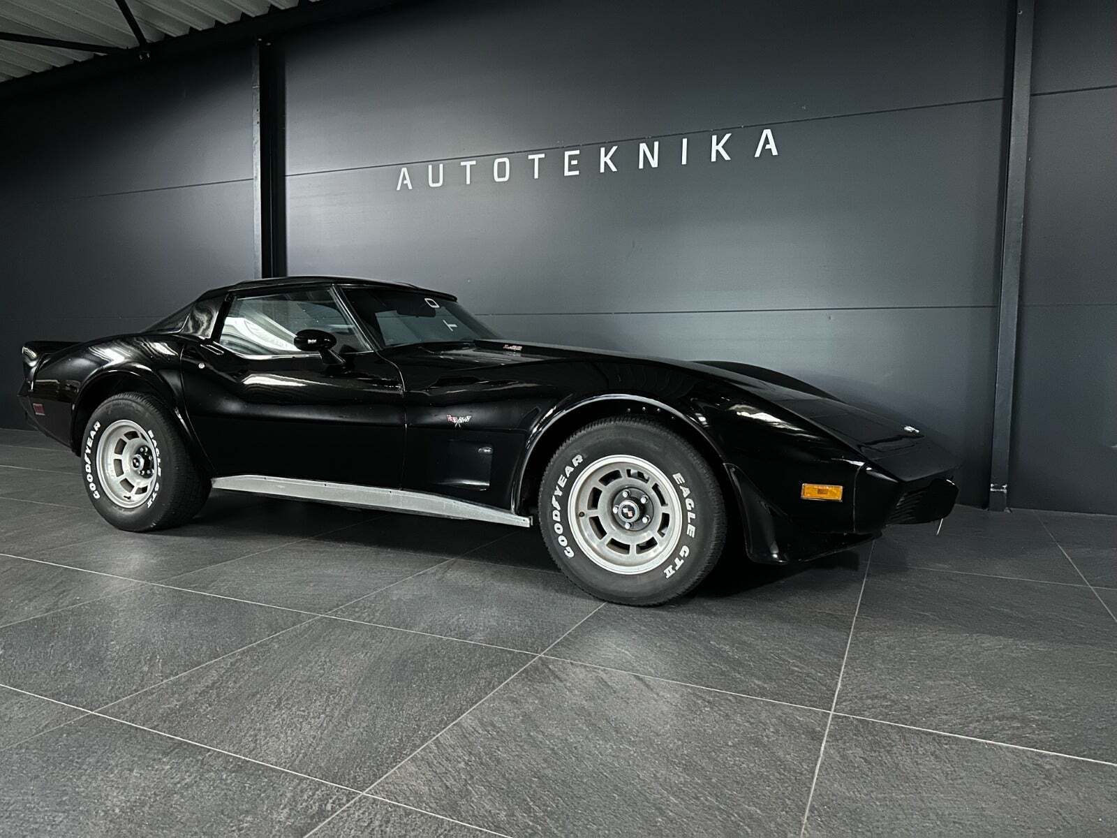 Sort Chevrolet Corvette fra 1979 set udefra