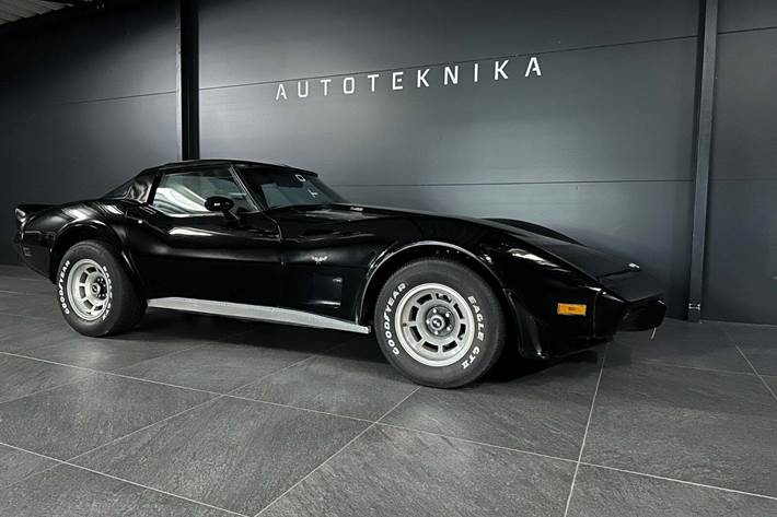 Sort Chevrolet Corvette fra 1979 set udefra
