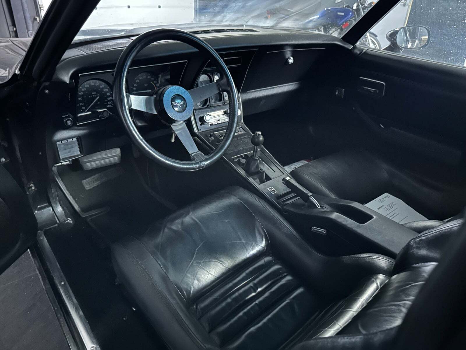 Sort Chevrolet Corvette fra 1979 set indefra