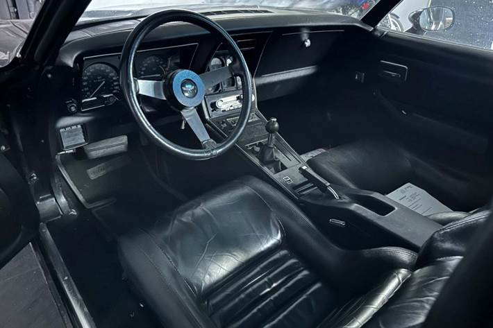 Sort Chevrolet Corvette fra 1979 set indefra