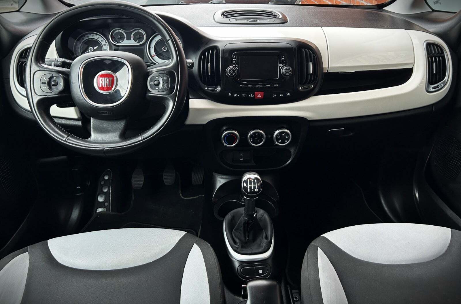 Hvid Fiat 500L fra 2012