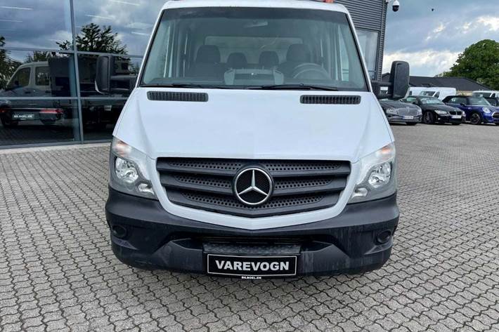Hvid Mercedes Sprinter 516 fra 2017 set udefra