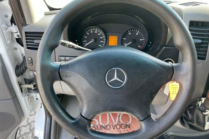 Hvid Mercedes Sprinter 516 fra 2017 set indefra