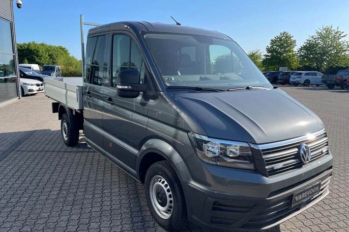 Grå VW Crafter 35 fra 2023