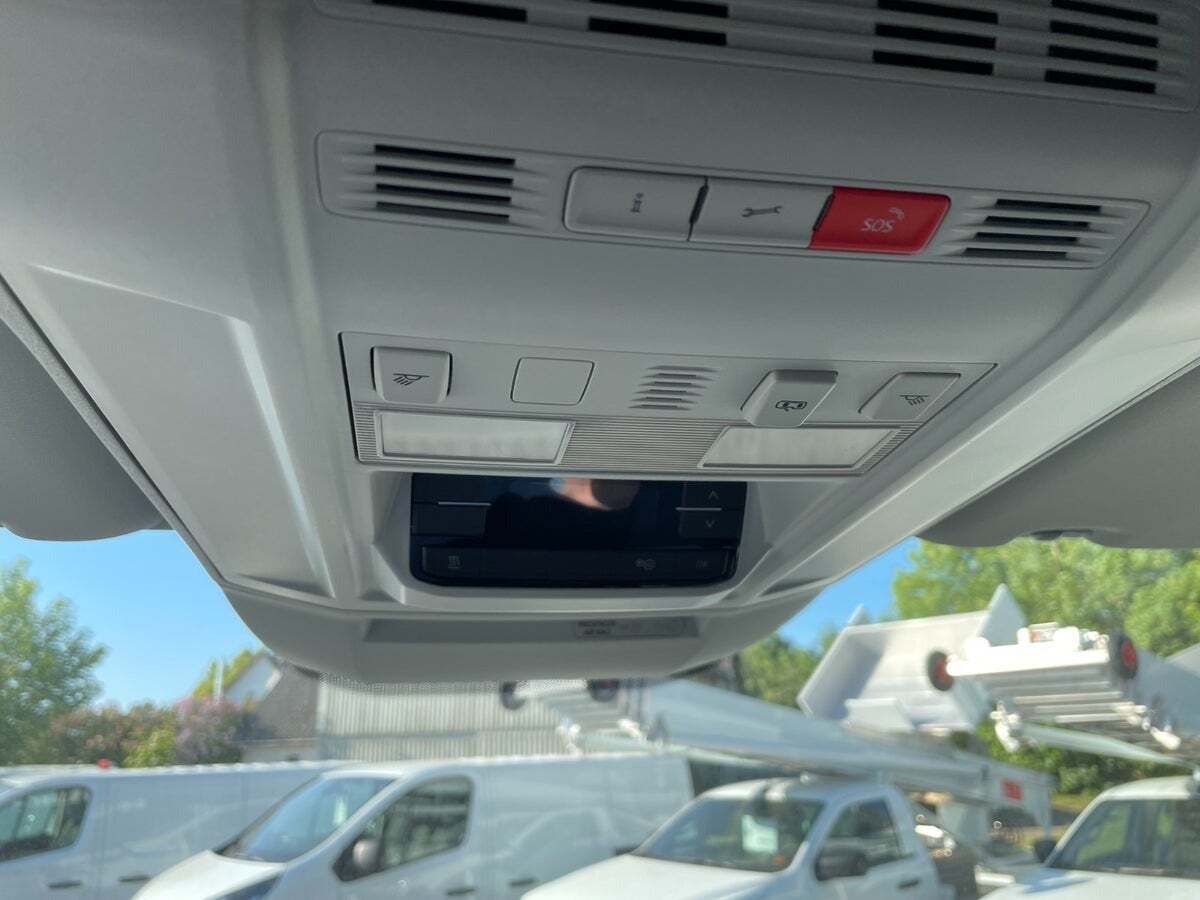 Grå VW Crafter 35 fra 2023