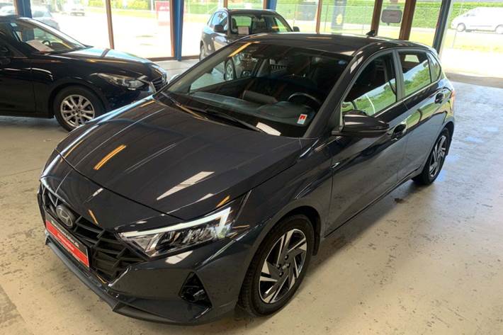 Grå Hyundai i20 fra 2022 set udefra
