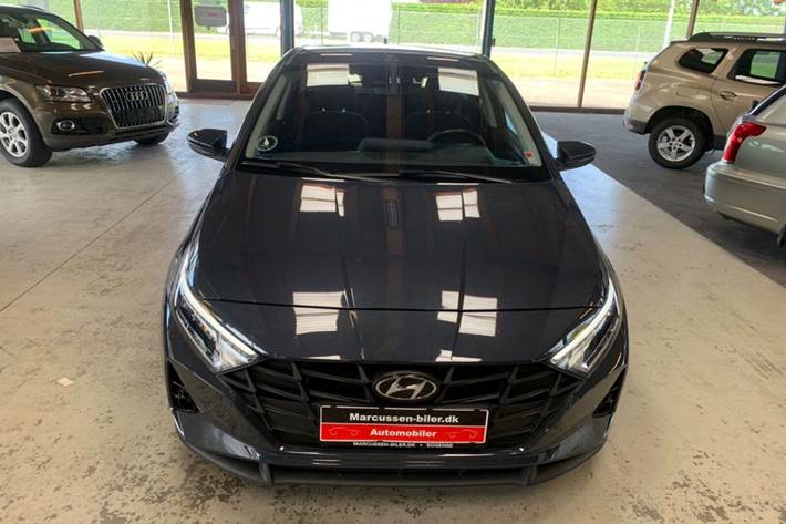 Grå Hyundai i20 fra 2022