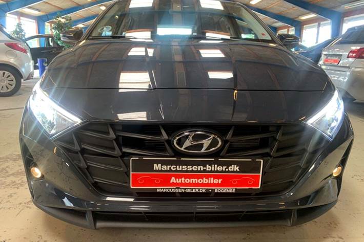 Grå Hyundai i20 fra 2022