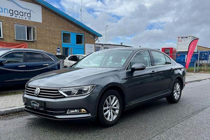 Grå VW Passat fra 2017