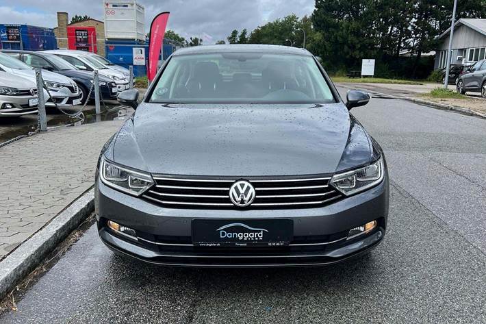 Grå VW Passat fra 2017