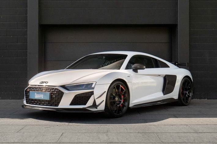 Hvid Audi R8 fra 2023 set udefra