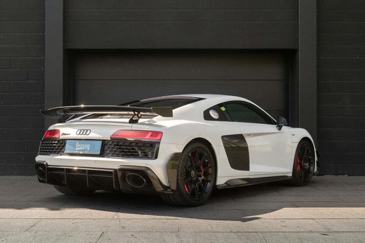 Hvid Audi R8 fra 2023 set udefra