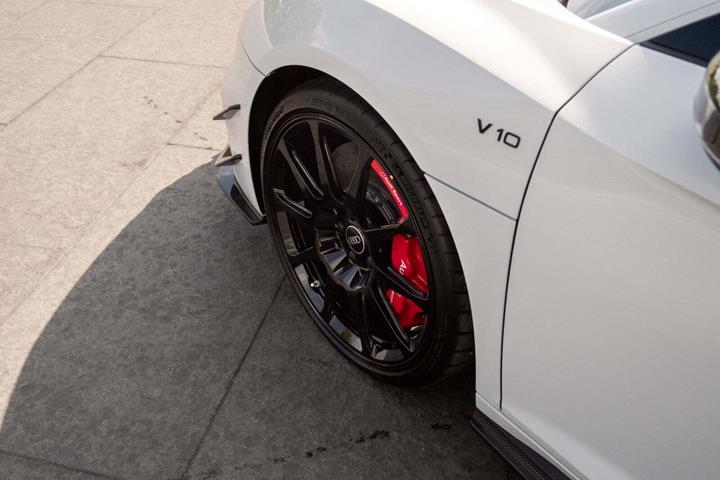 Hvid Audi R8 fra 2023 set udefra