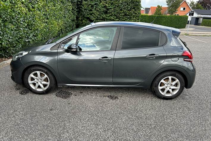 Grå Peugeot 208 fra 2016