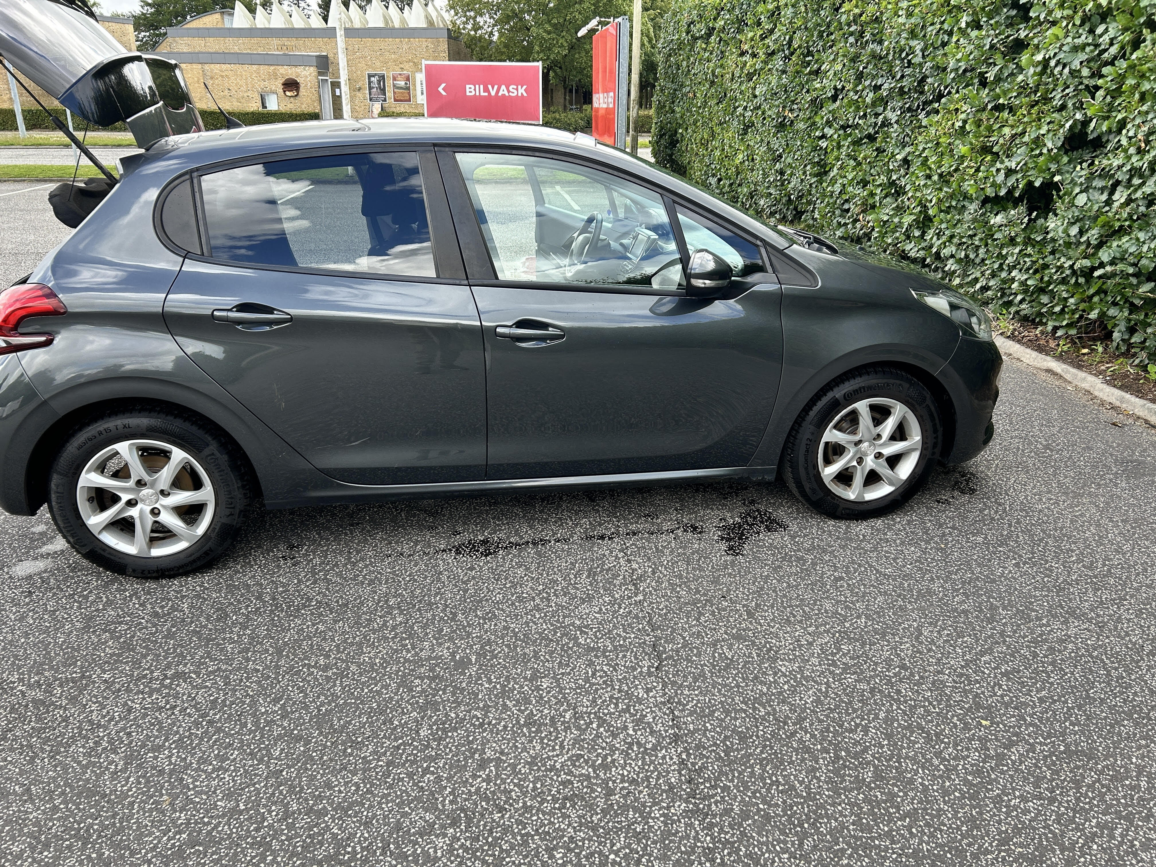 Grå Peugeot 208 fra 2016