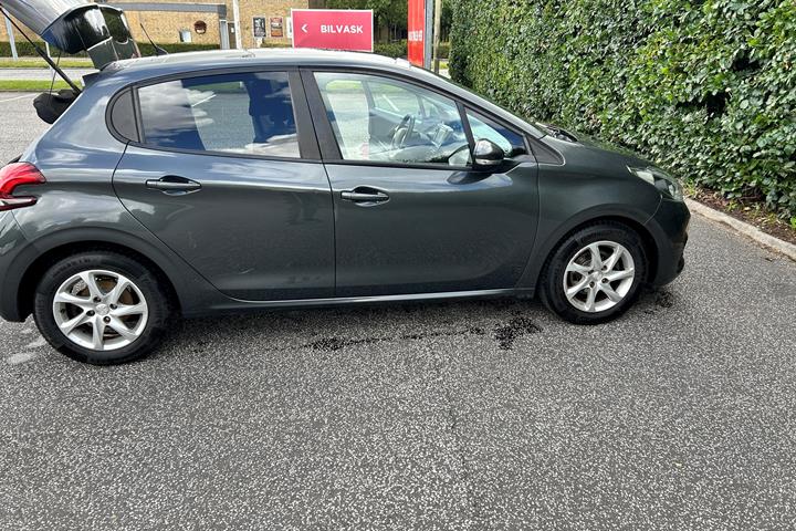 Grå Peugeot 208 fra 2016