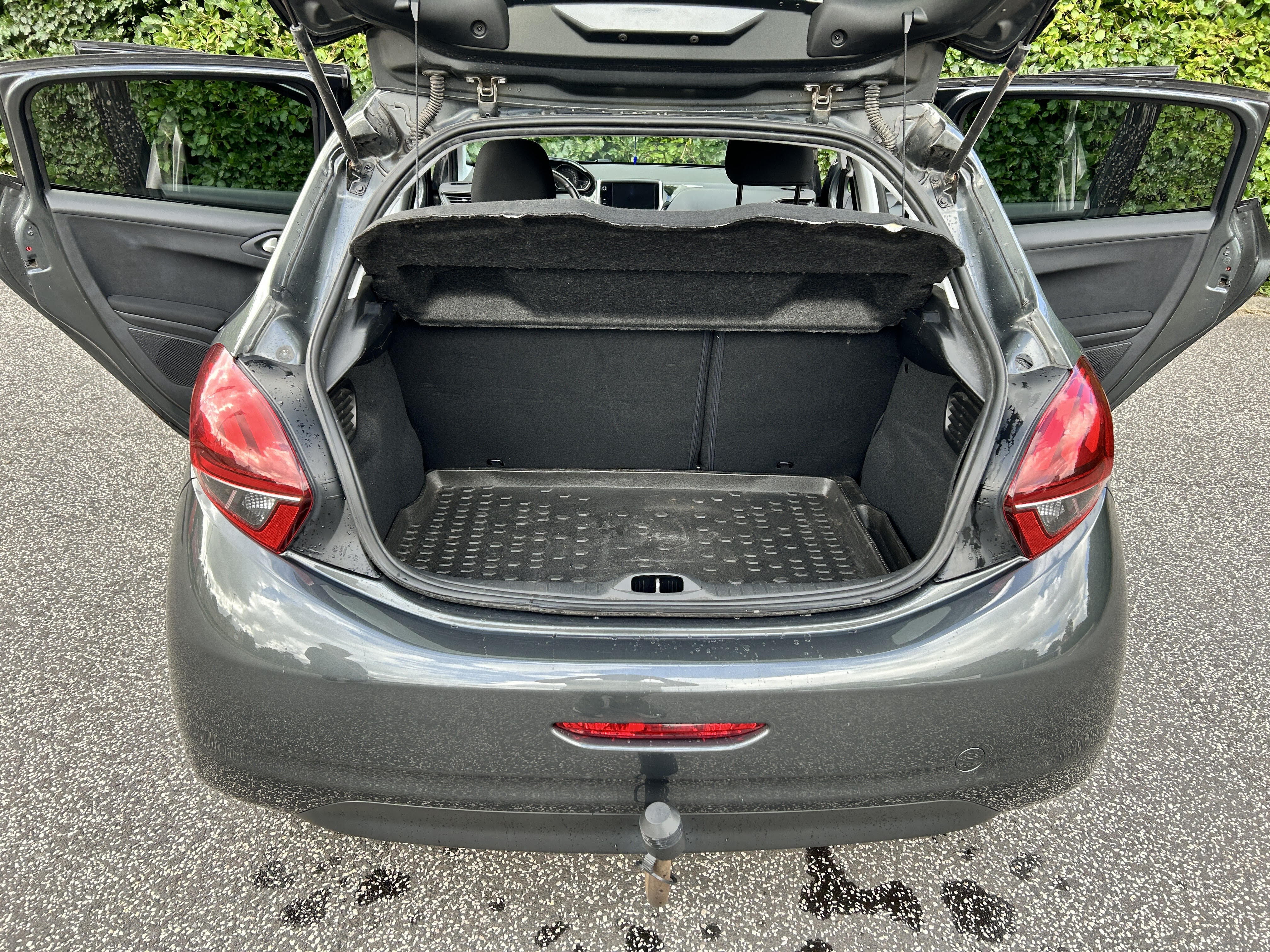 Grå Peugeot 208 fra 2016